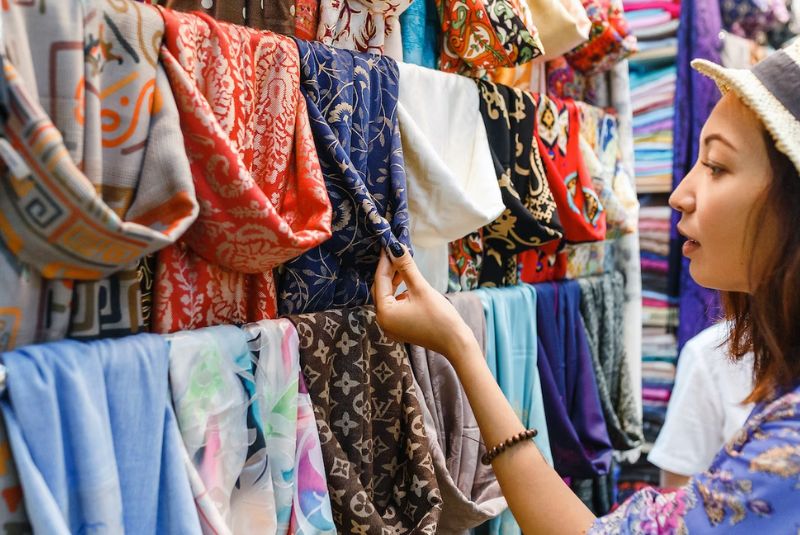 Common Farsi Phrases for Shopping and Bargaining